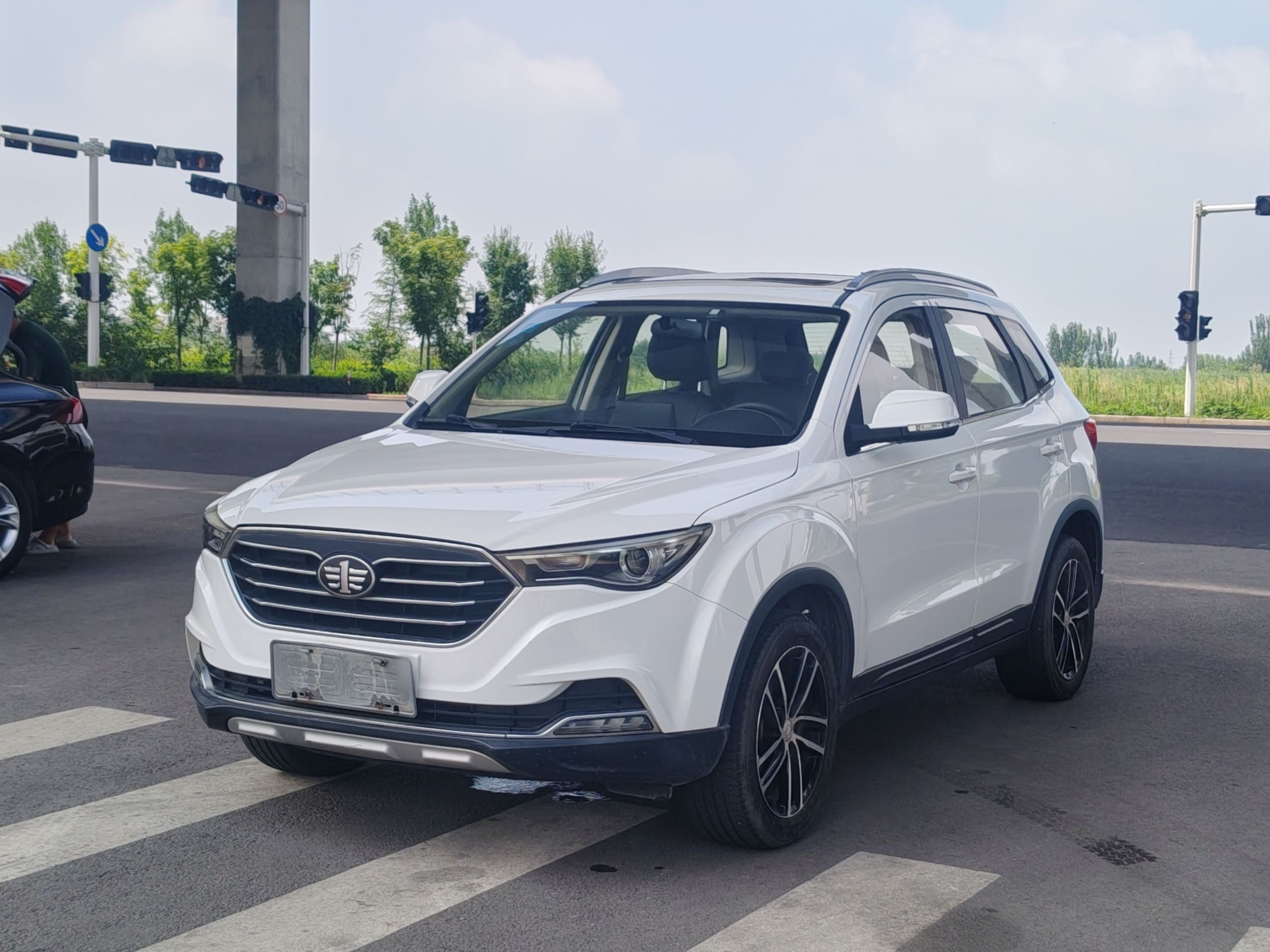 Под передней частью автомобиля