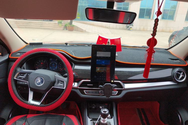 Used BYD Song 2021 Classic Edition 1.5T Manual Luxury Model Center Console