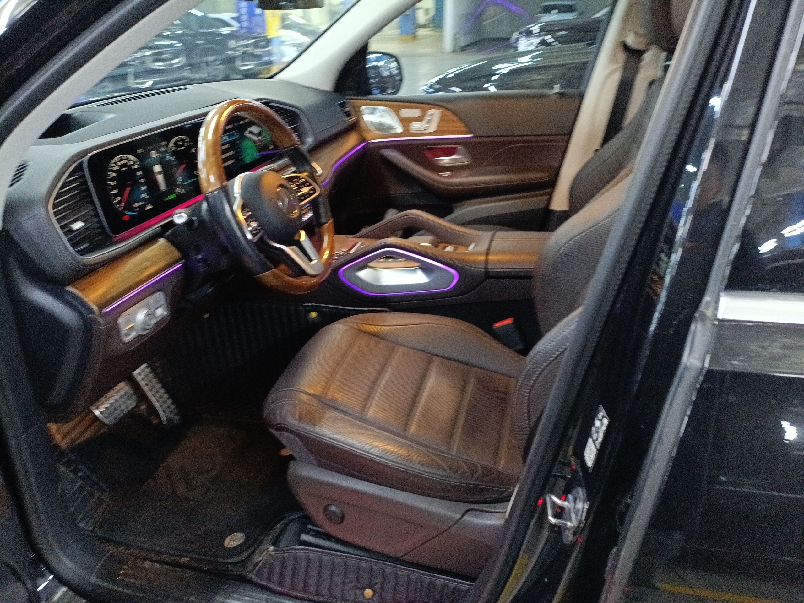 المقاعد الأمامية داخل السيارة