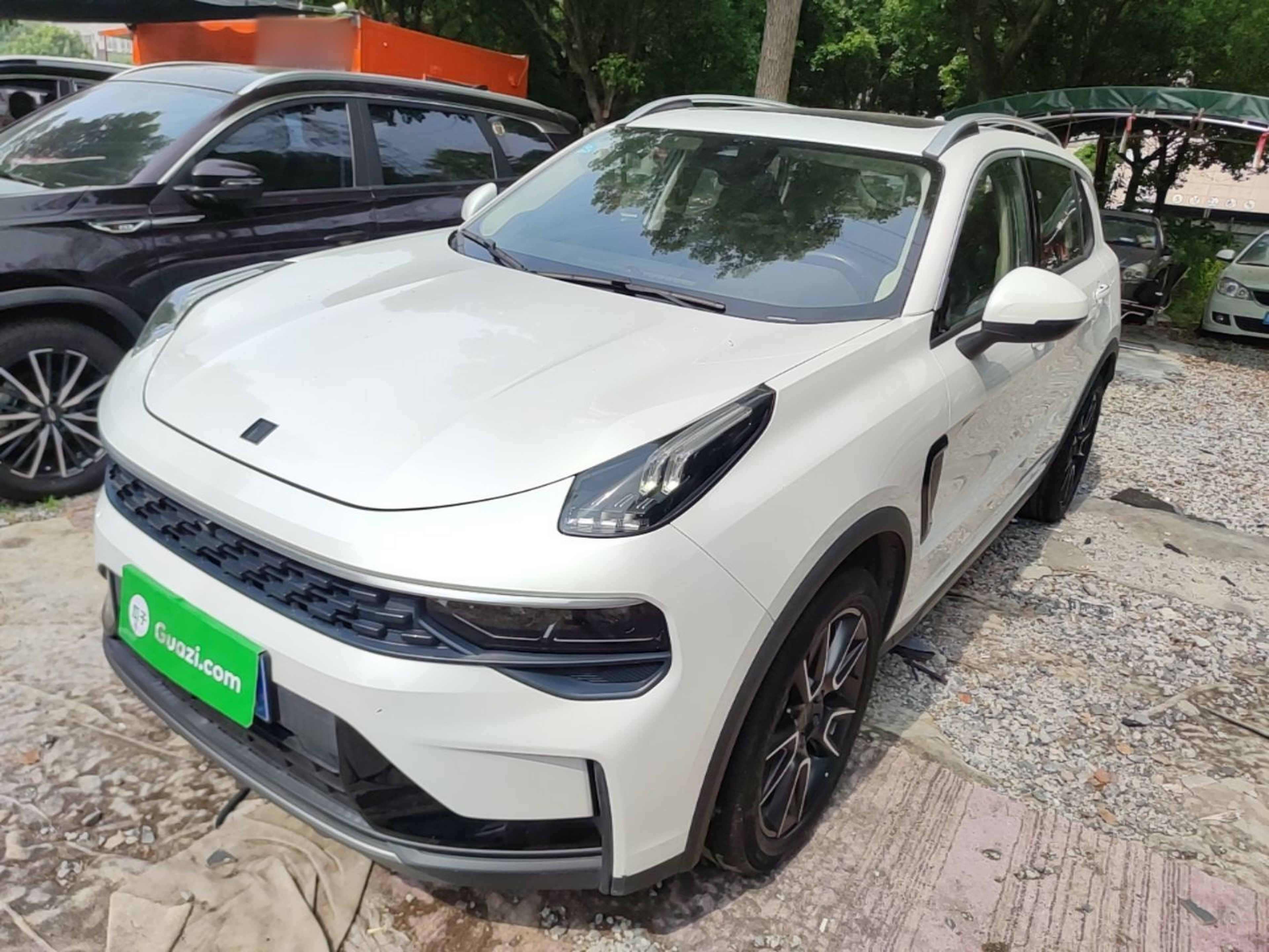 Под передней частью автомобиля