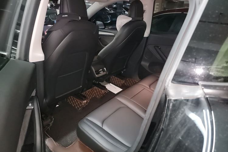 Used Tesla Model Y 2022 Long-Range All-Wheel-Drive Version Left Rear Seat