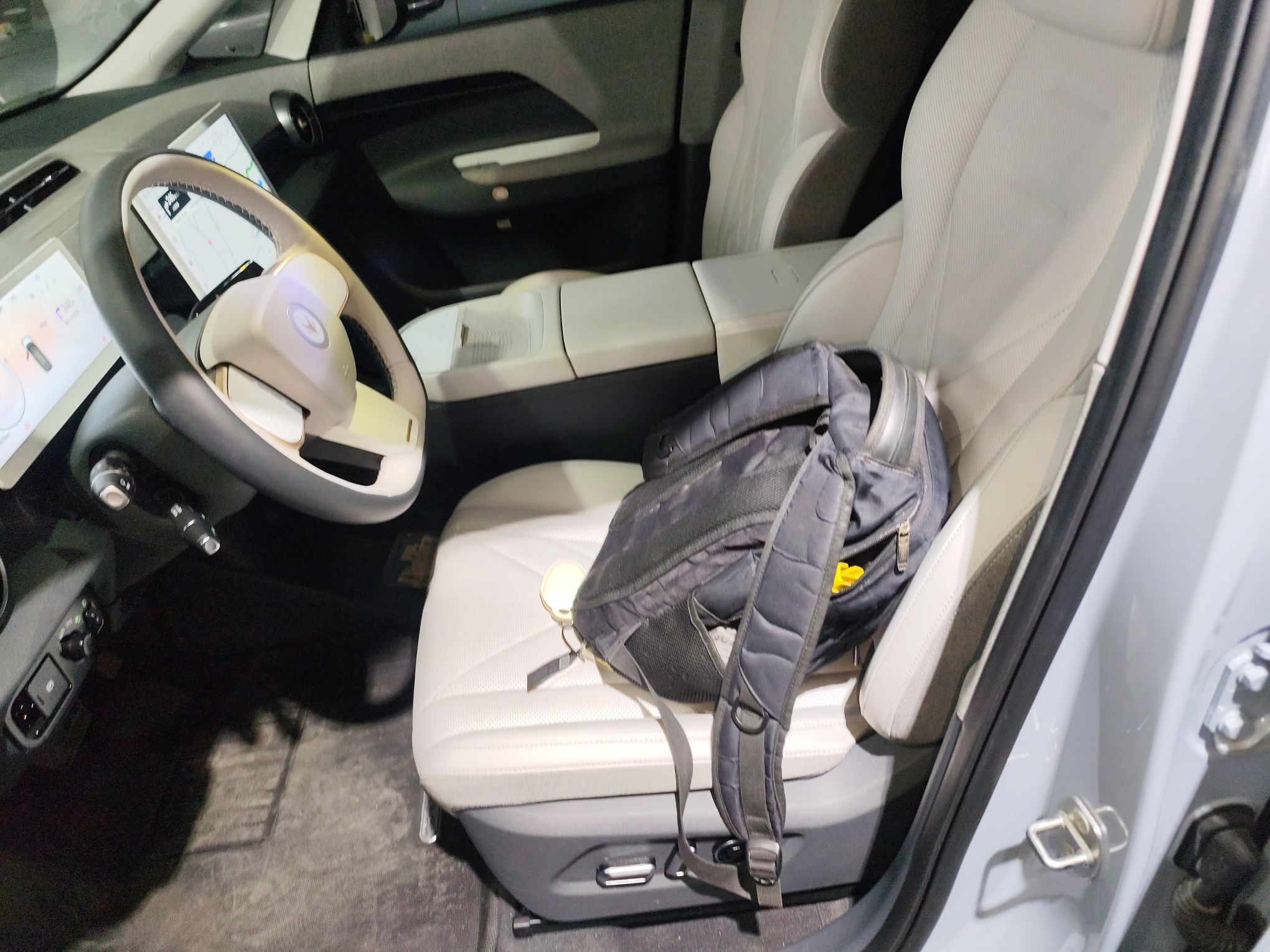 المقاعد الأمامية داخل السيارة