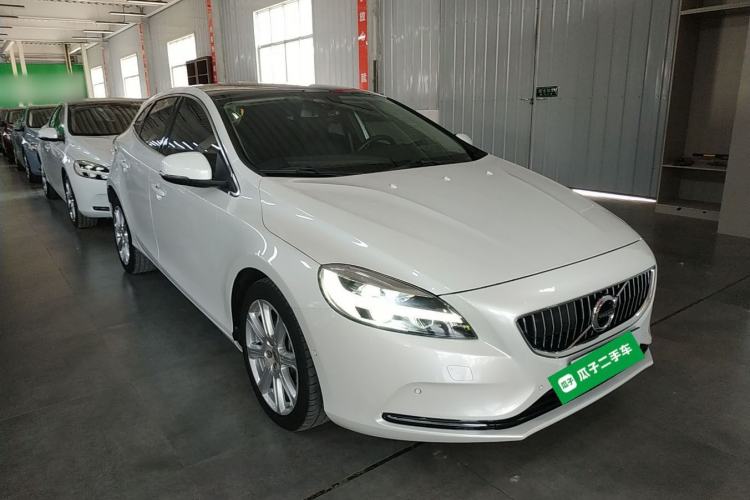 Used Volvo V40 2019 T3 Smart Luxury Edition Front Right 45 Deg
