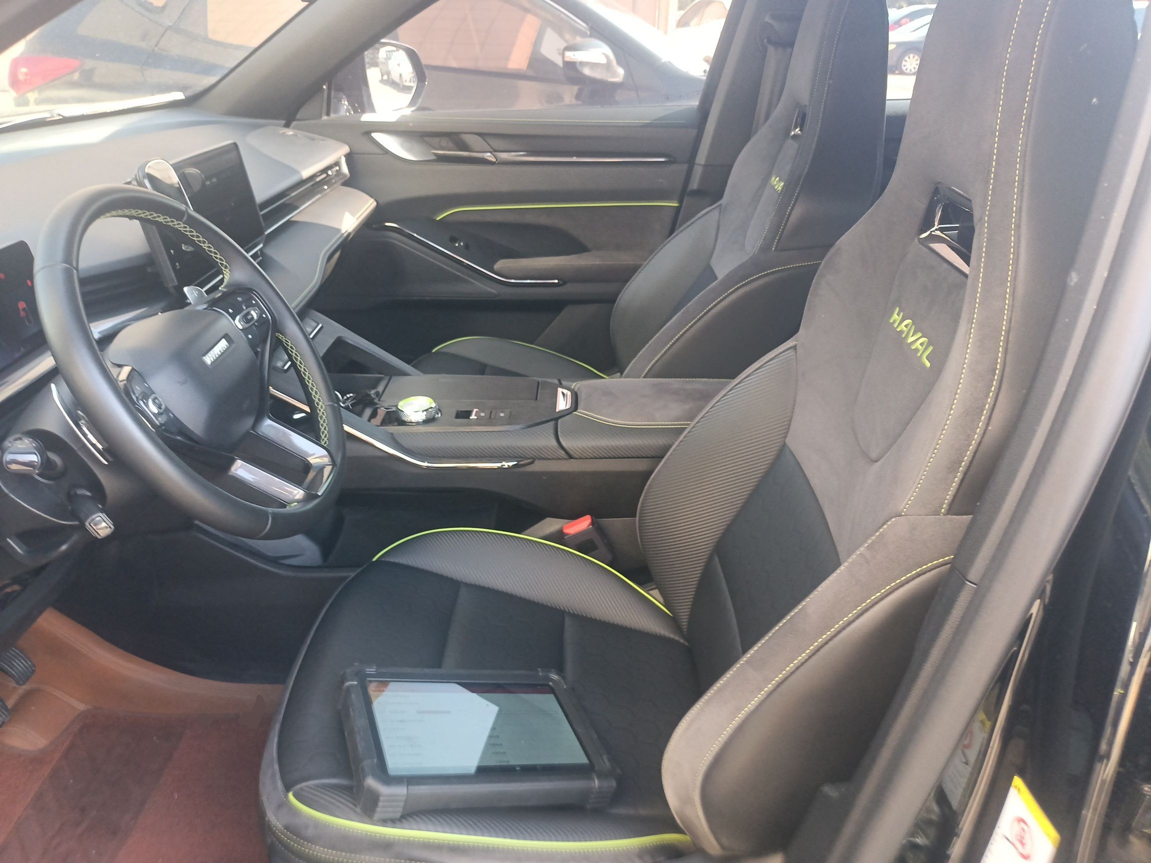 المقاعد الأمامية داخل السيارة