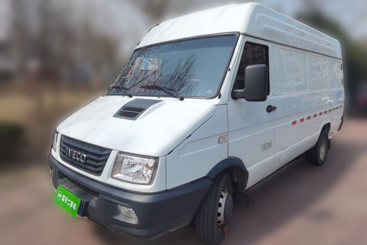 Used Iveco Daily 2021 2.8T V40 VAN厢式 Cargo Van 3-Seater Long Wheelbase Mid-Roof Design Dual Tires Manual Door