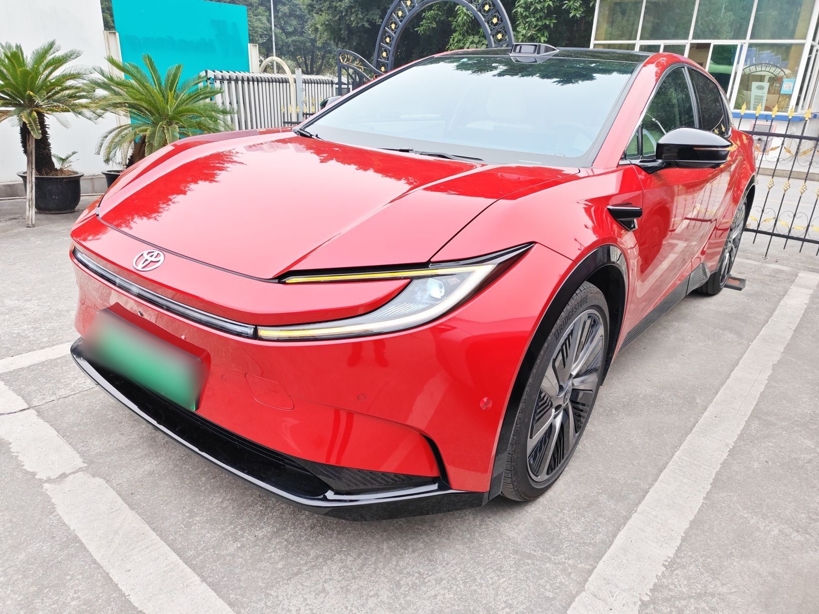 تحت مقدمة السيارة