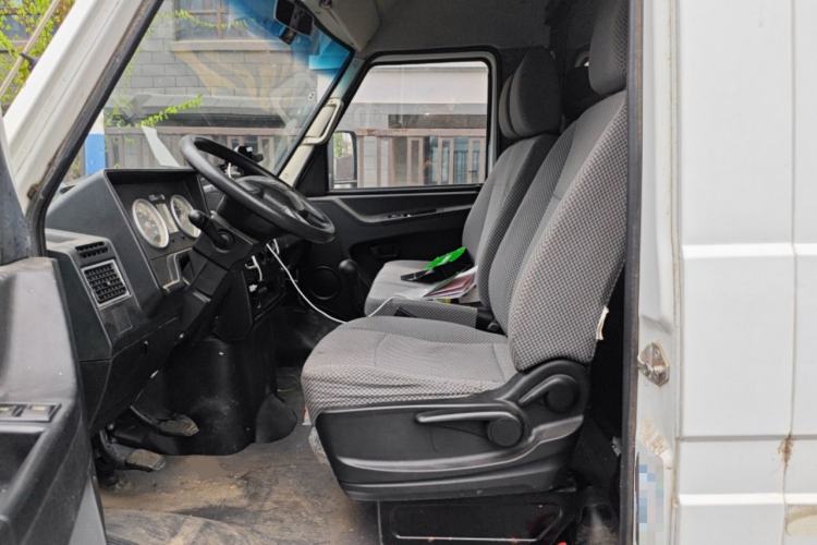 Used Iveco Daily 2021 2.8T V40 VAN厢式 Cargo Van 3-Seater Long Wheelbase Mid-Roof Design Dual Tires Manual Door Left Front Seat