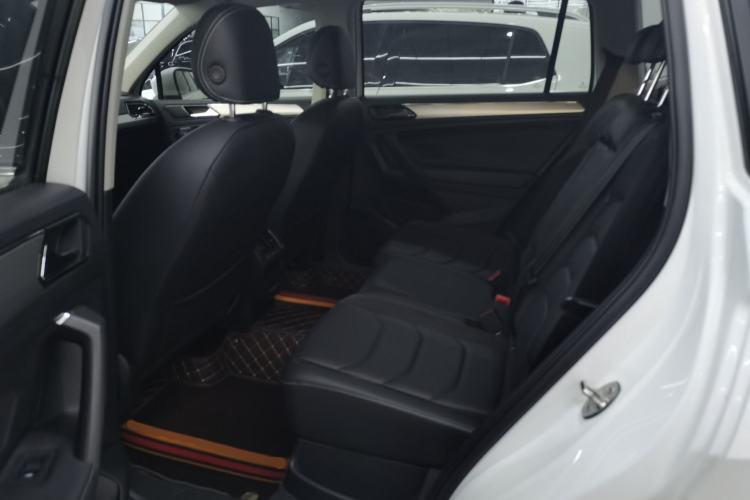 Used Volkswagen Tiguan L 2019 Updated Version 330TSI Automatic Two-Wheel Drive Panoramic Comfort Edition China VI Standard Left Rear Seat