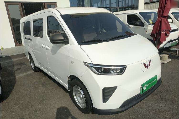 Used Wuling Yangguang 2024 300KM Comfort Version Passenger Van 75kW
