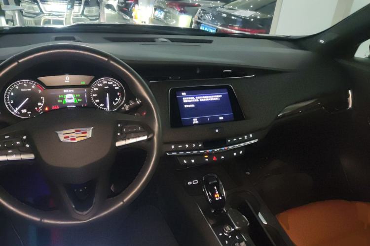 Used Cadillac XT4 2022 28T Two-Wheel Drive Prestige Version Center Console