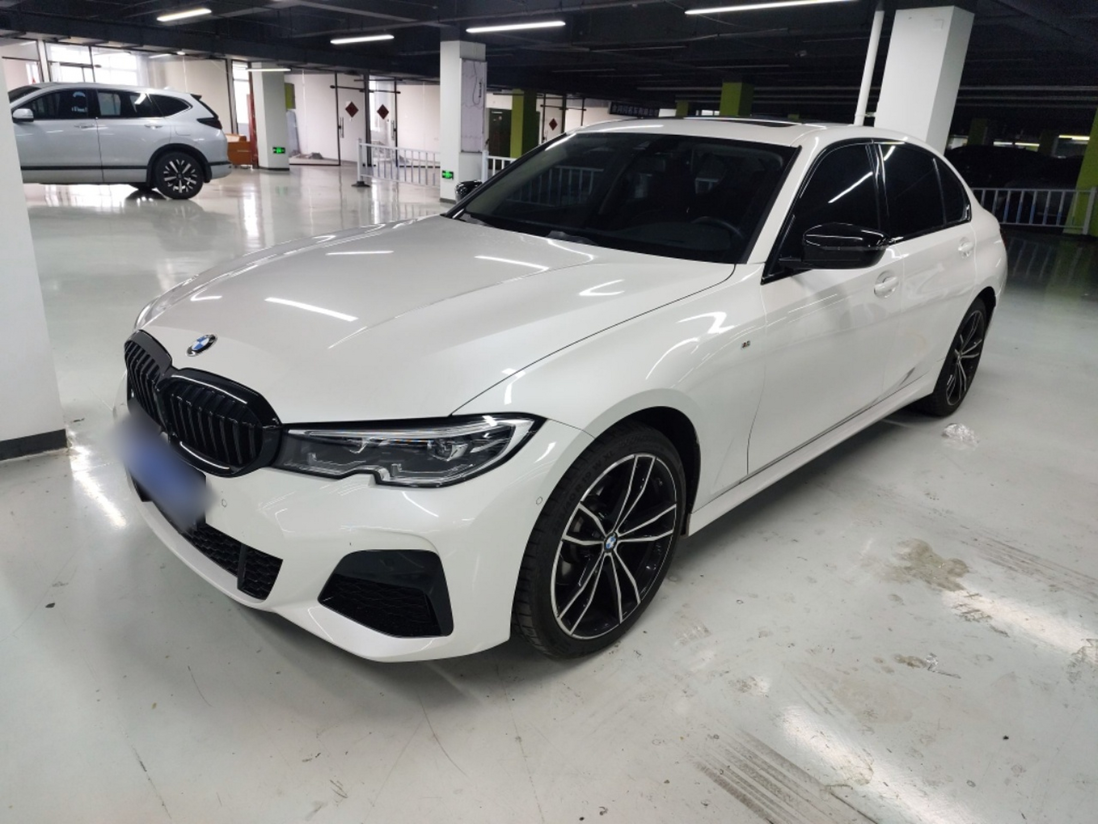 Под передней частью автомобиля