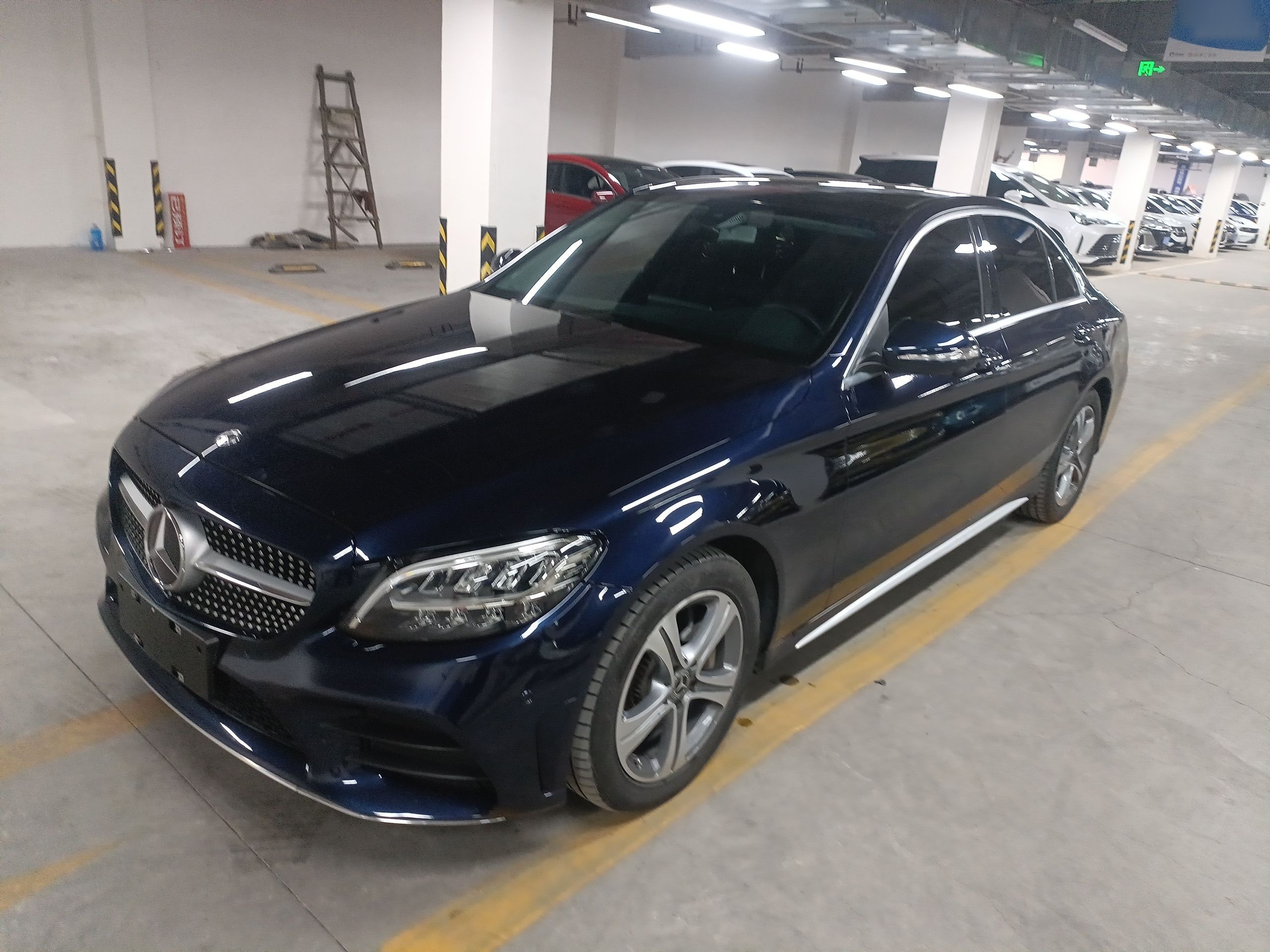 Под передней частью автомобиля