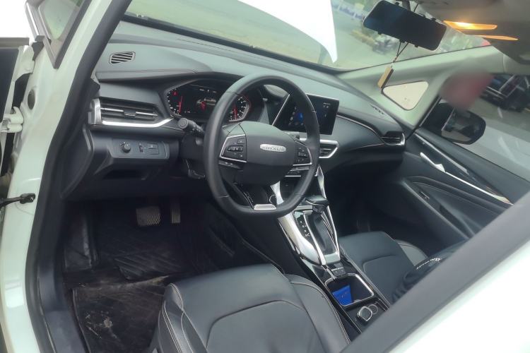 Used SAIC MAXUS G50 2022 1.5T Automatic Comfort Touring B Center Console