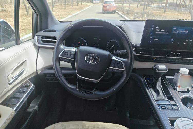 Used Toyota SIENNA 2023 2.5L Hybrid Deluxe Edition
