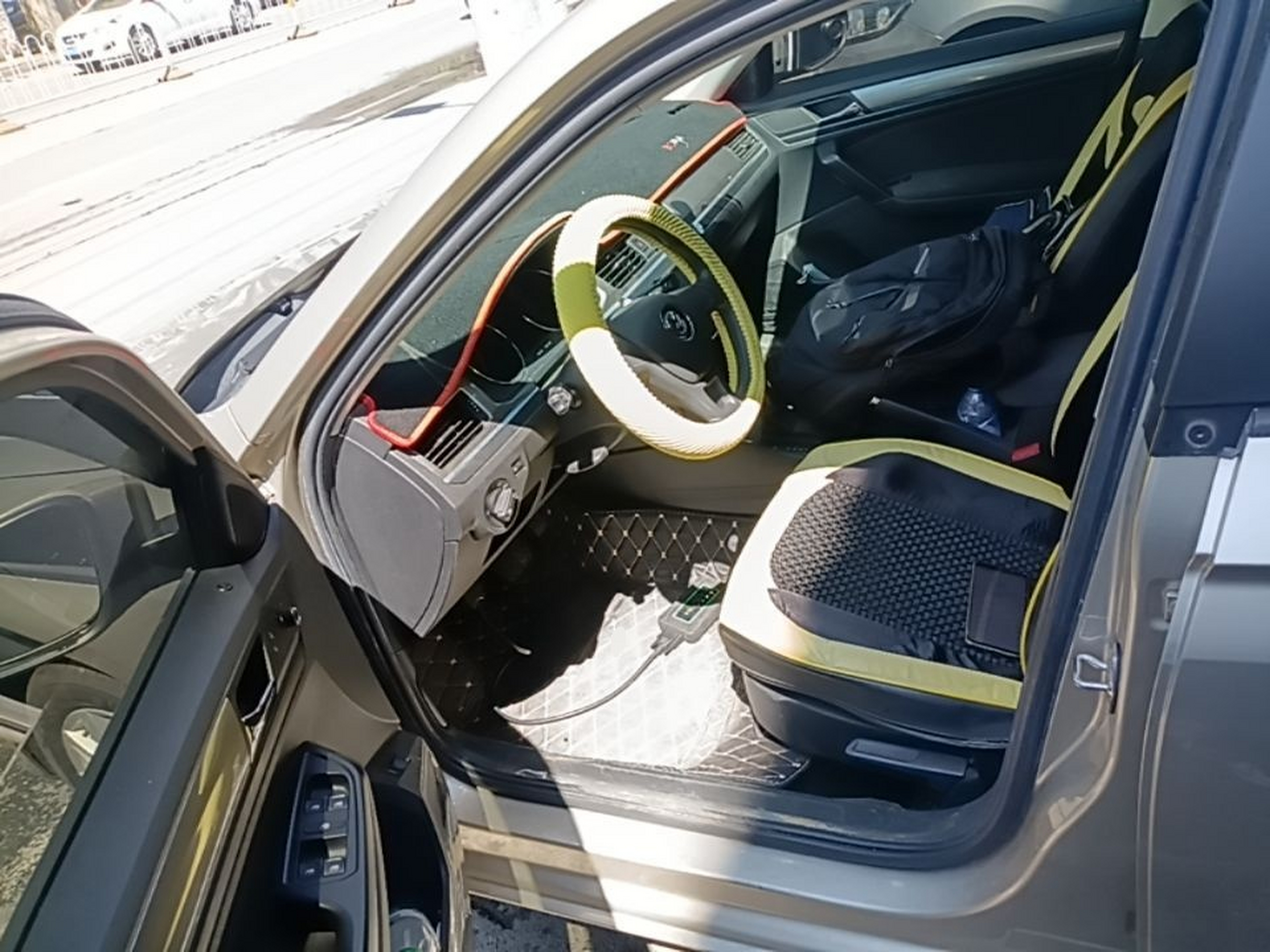 المقاعد الأمامية داخل السيارة