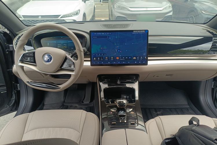 Used BYD Han 2024 EV Glory Edition 605KM Front-Wheel-Drive Premium Model Center Console