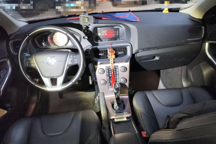 Used Volvo V40 2014 Cross Country T5 AWD Smart Luxury Edition Center Console