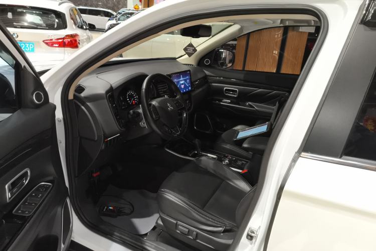 Used Mitsubishi Outlander 2019 2.4L 4x4 Zhi Xiang Edition 5 Seats China VI Standard