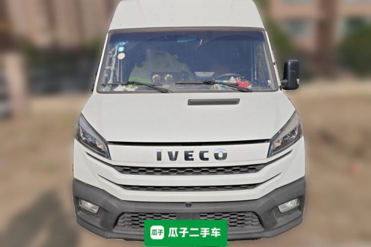 Used Iveco Daily 2023 2.5T V37 Van Long Wheelbase Mid-Roof Design Dual Tires Side-Swing Doors 2-3 Seater