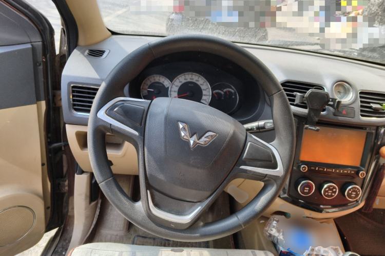 Used Wuling Hongguang 2014 1.5L S Luxury Model
