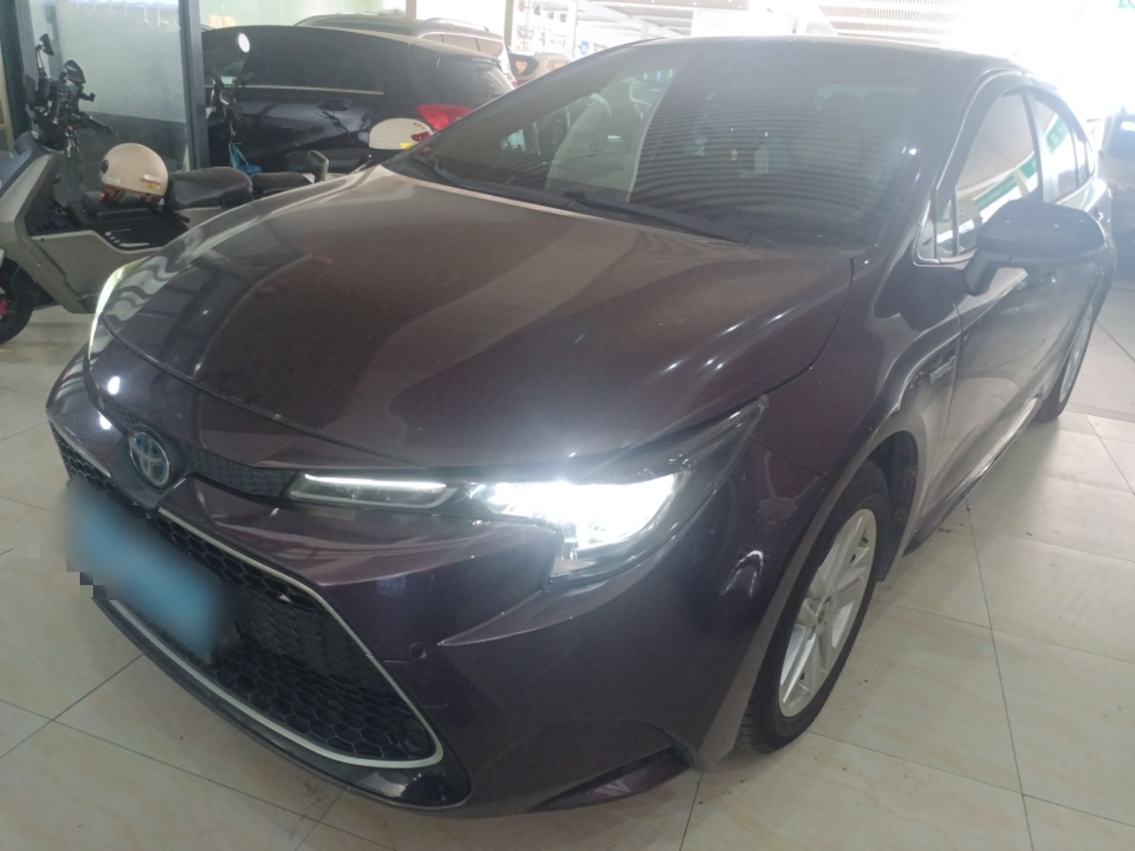 تحت مقدمة السيارة