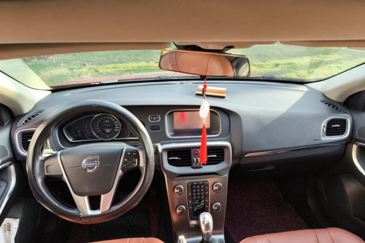 Used Volvo V40 2013 2.0T Zhiyi Edition
