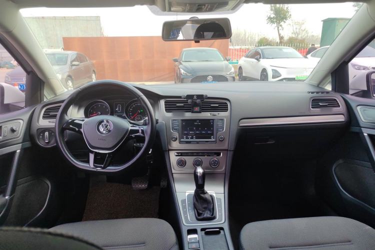 Used Volkswagen Golf 2016 230TSI Automatic Comfort Version Center Console