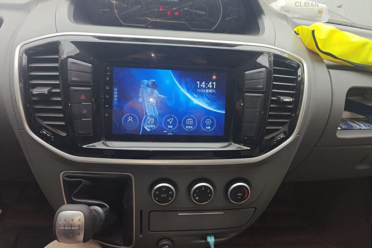 Used SAIC MAXUS Xintu V80 2019 2.5T Classic Model 6-Speed Manual Aotong Long Wheelbase Mid-Height 7-Seater
