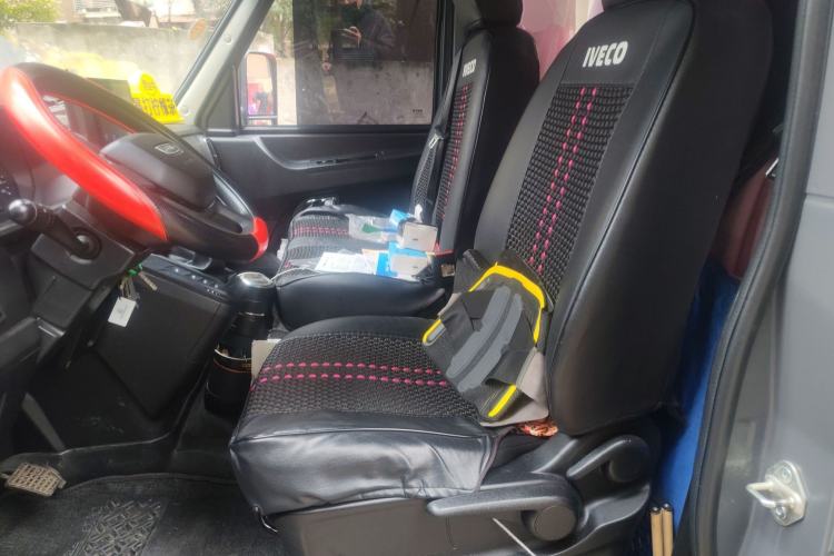 Used Iveco Daily 2023 2.5T A35M1 Multi-Purpose Passenger Vehicle Short Wheelbase Mid-Roof Design Single Tire Side-Sliding Door Automatic Transmission
