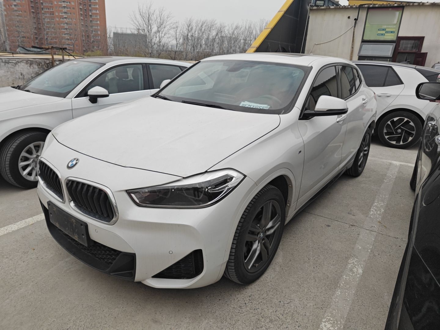 Под передней частью автомобиля