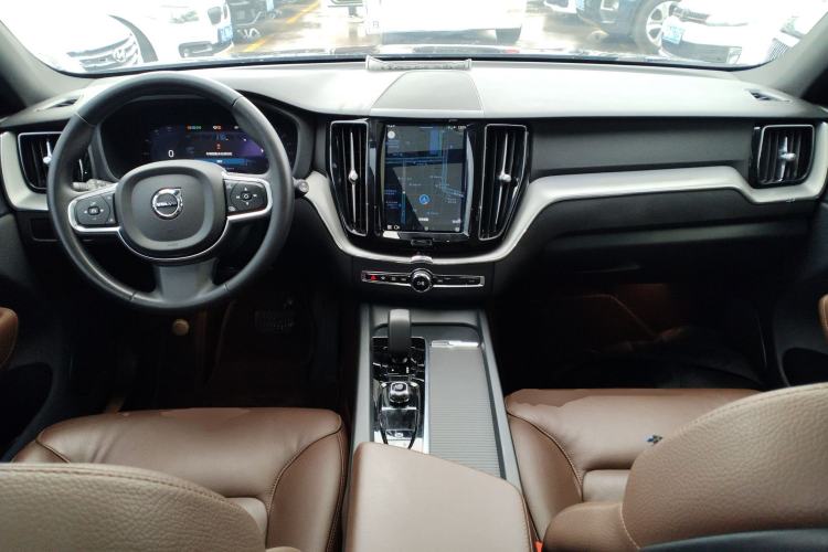 Used Volvo XC60 2023 B5 4x4 Smart Luxury Edition Center Console