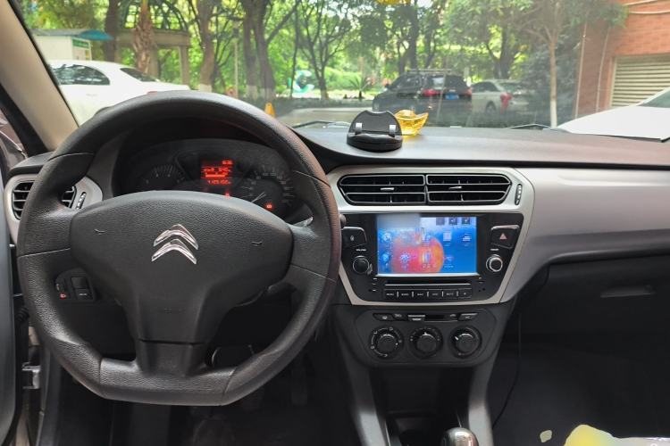 Used Citroen Elysee 2015 Zhishang Edition 1.6L Manual Fashion Model Center Console