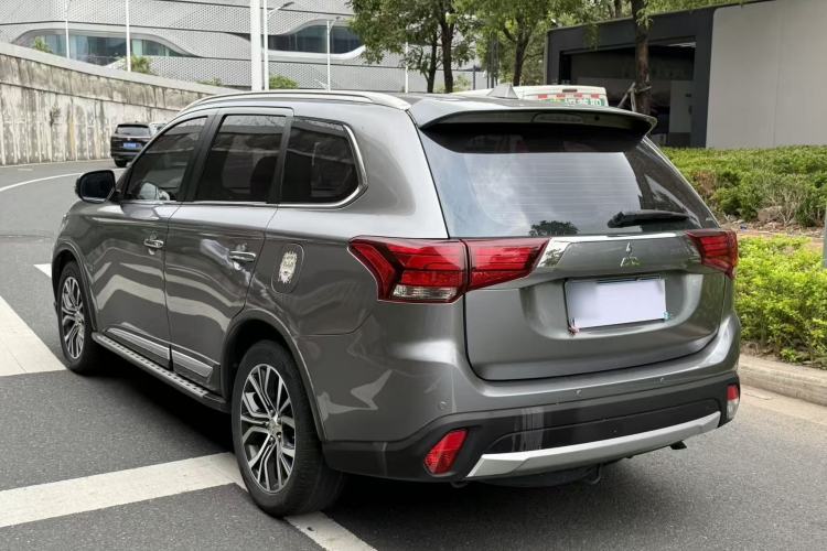 Used Mitsubishi Outlander 2016 2.4L 4x4 Luxury Edition 7-Seater
