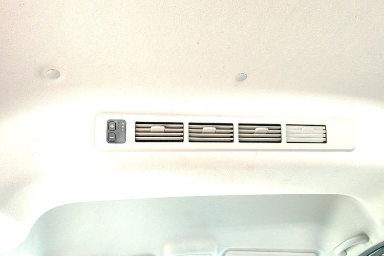 Used Jinbei Gold Hiace 2021 2.0L Passenger Van Travel Lion 7-Seater Headliner