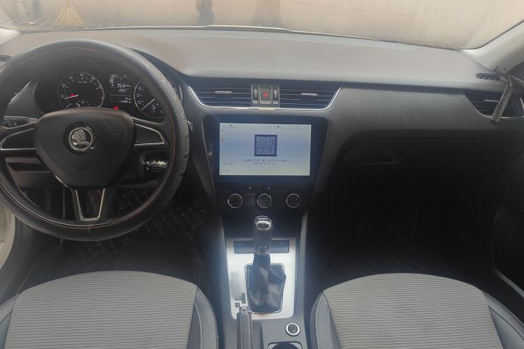 Used Skoda Octavia 2017 1.6L Automatic Front-Wheel Drive Model Center Console