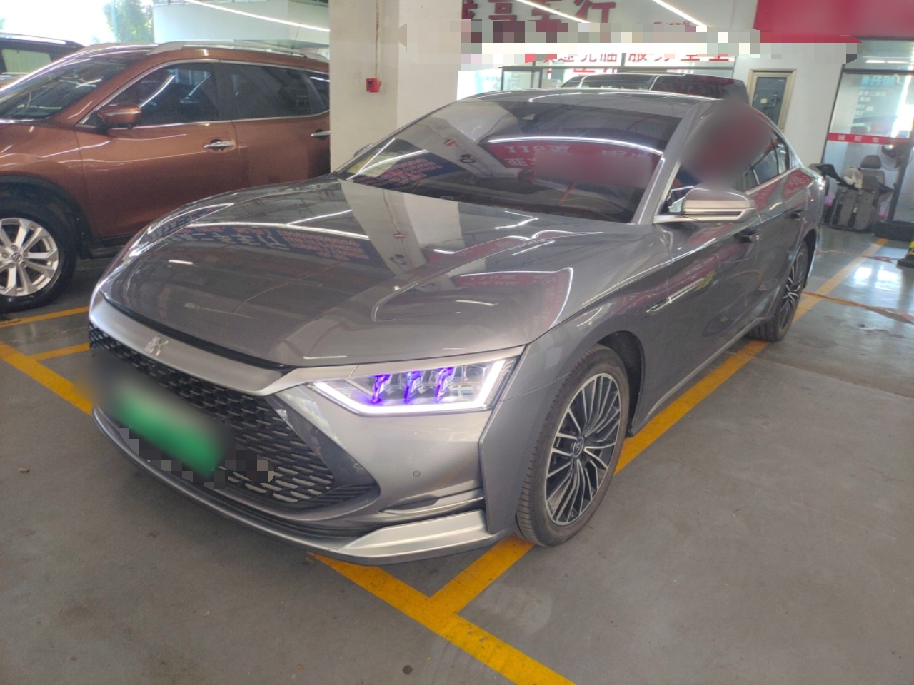 تحت مقدمة السيارة