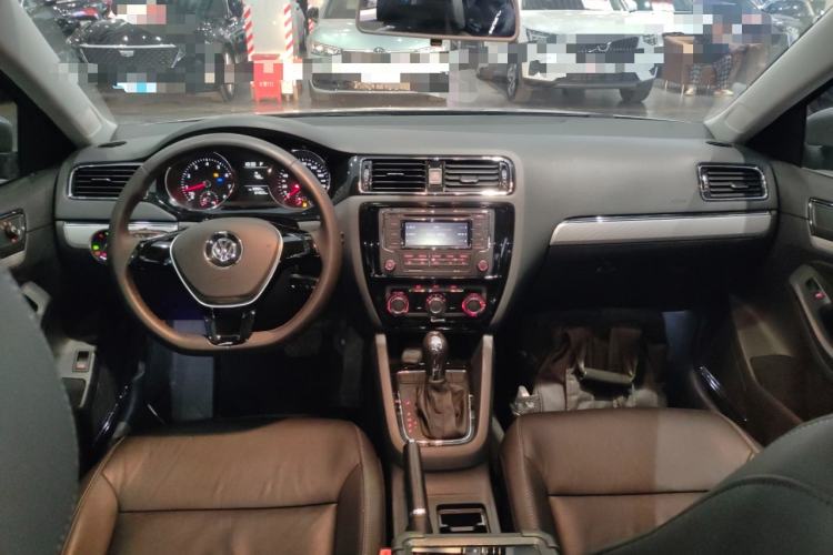 Used Volkswagen Sagitar 2015 230TSI Automatic Comfort Version Center Console