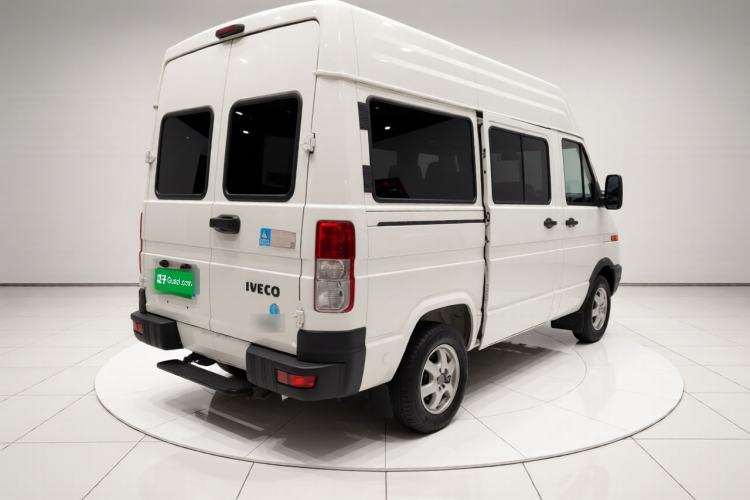 Used Iveco Daily 2021 2.5T A35 M1 Passenger Van 5-9 Seater Short Wheelbase Mid-Roof Design Dual Tires Side Sliding Door