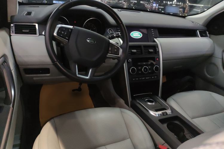 Used Land Rover Discovery Sport 2018 240 PS SE Version Center Console