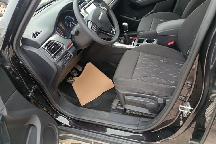 Used Haval H2 2018 Chuanxiang Edition Blue Badge 1.5T Manual Two-Wheel Drive Fashionable Model
