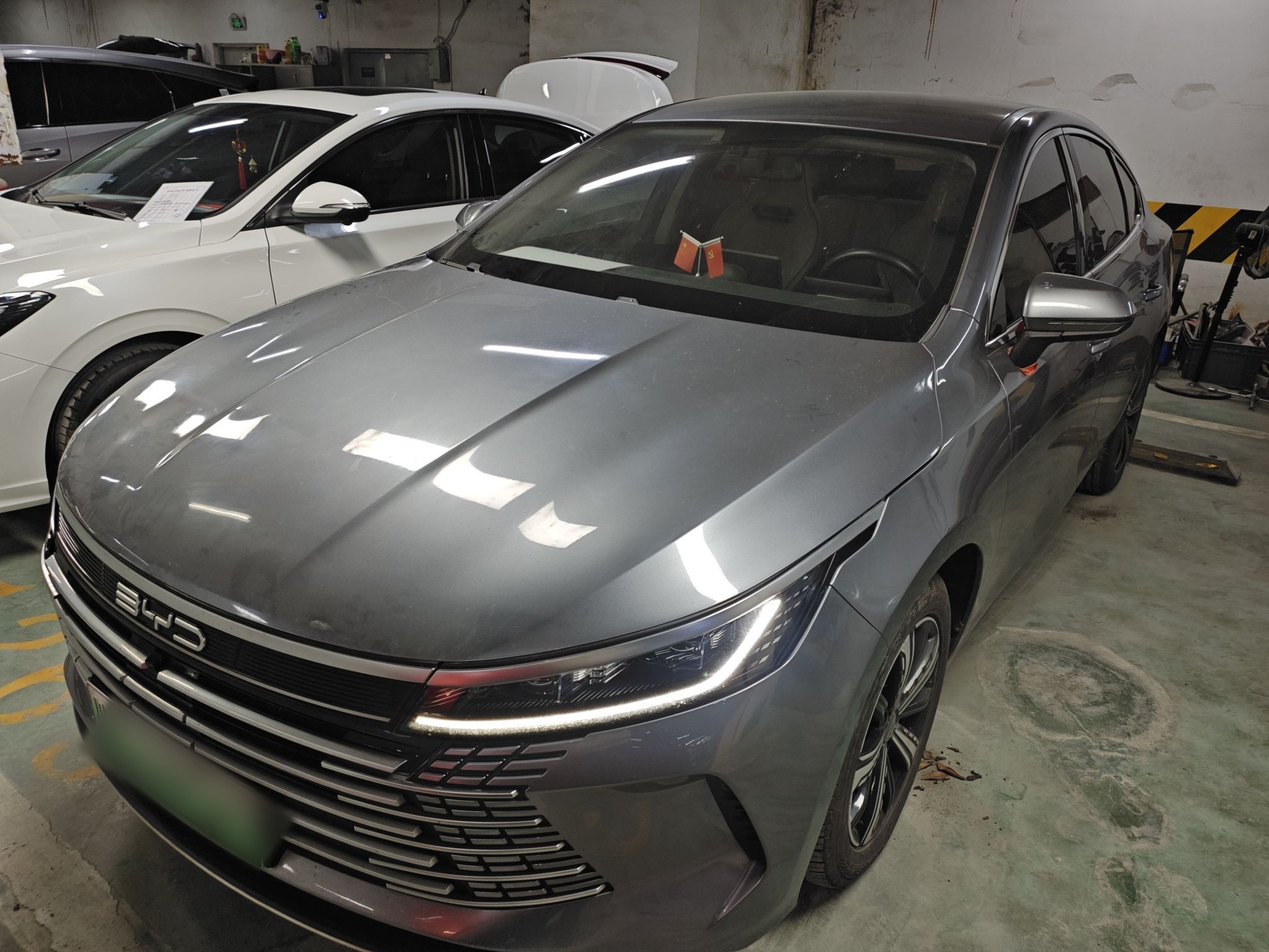 Под передней частью автомобиля