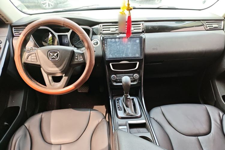 Used JMC Yusheng S330 2016 1.5L GTDi Automatic Two-Wheel Drive Comfort Edition Center Console