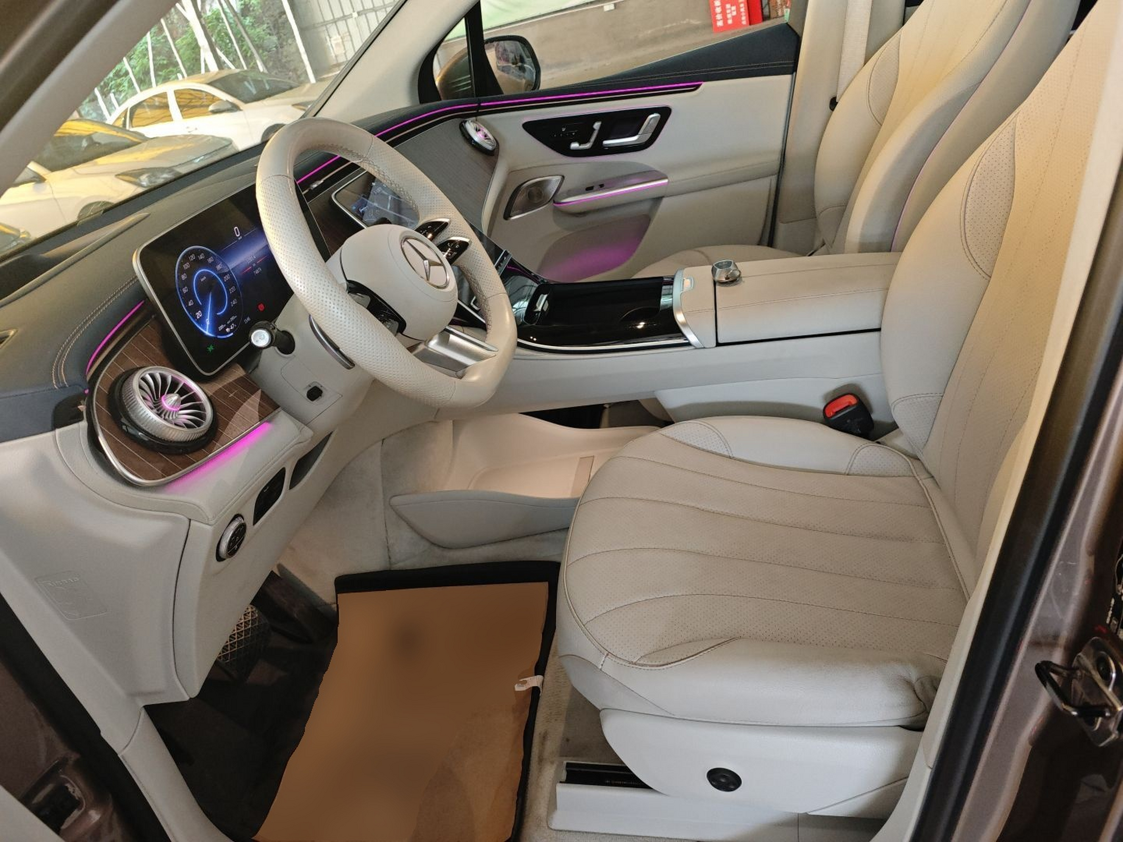 المقاعد الأمامية داخل السيارة