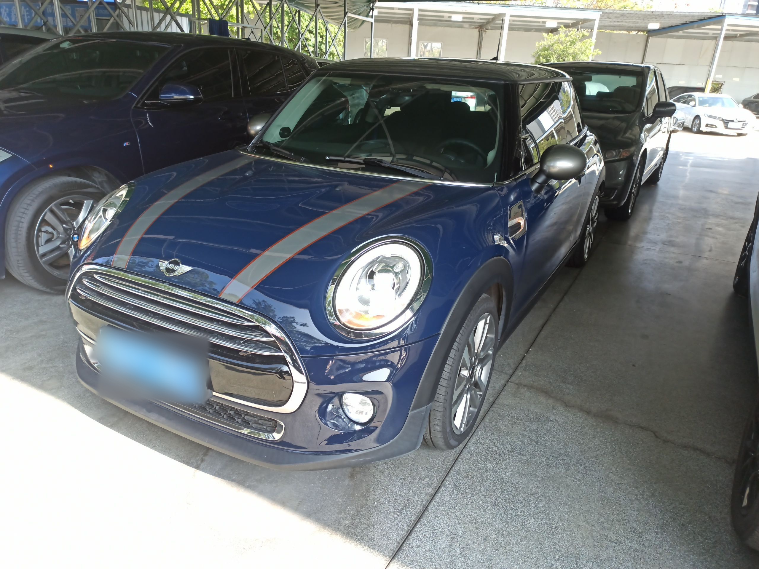 Под передней частью автомобиля