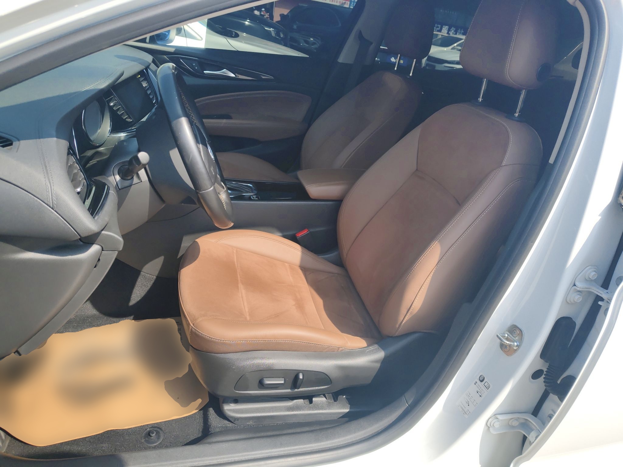 Переднее сиденье в автомобиле