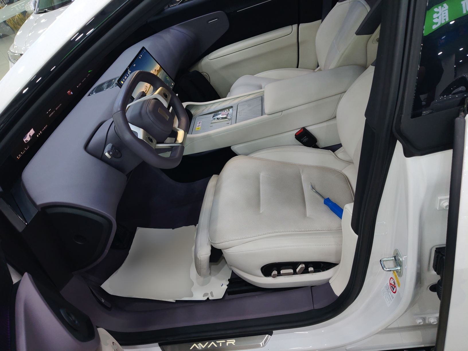 المقاعد الأمامية داخل السيارة