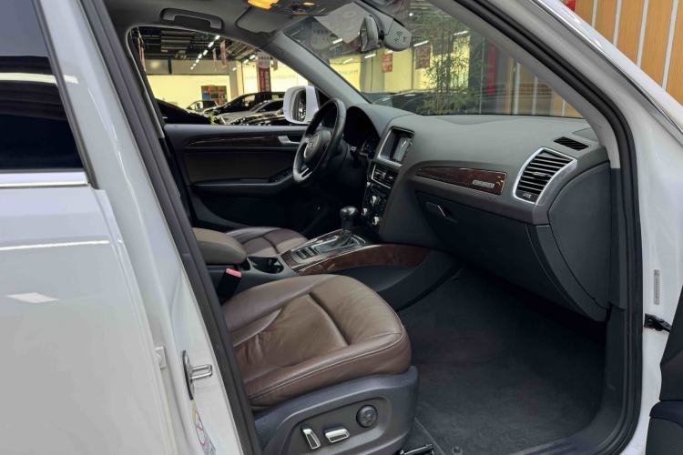 Used Audi Q5 2016 40 TFSI Technology Edition Interior 9