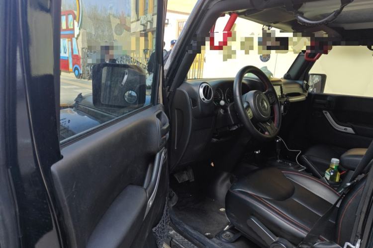 Used Jeep Wrangler 2014 3.0L Sahara Four-Door Edition Driver Seat