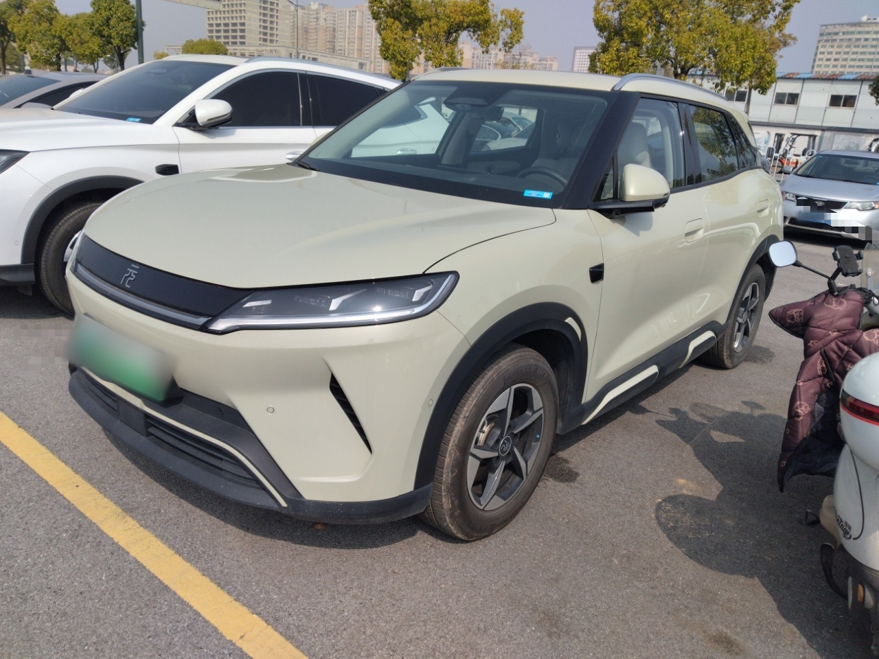 Под передней частью автомобиля