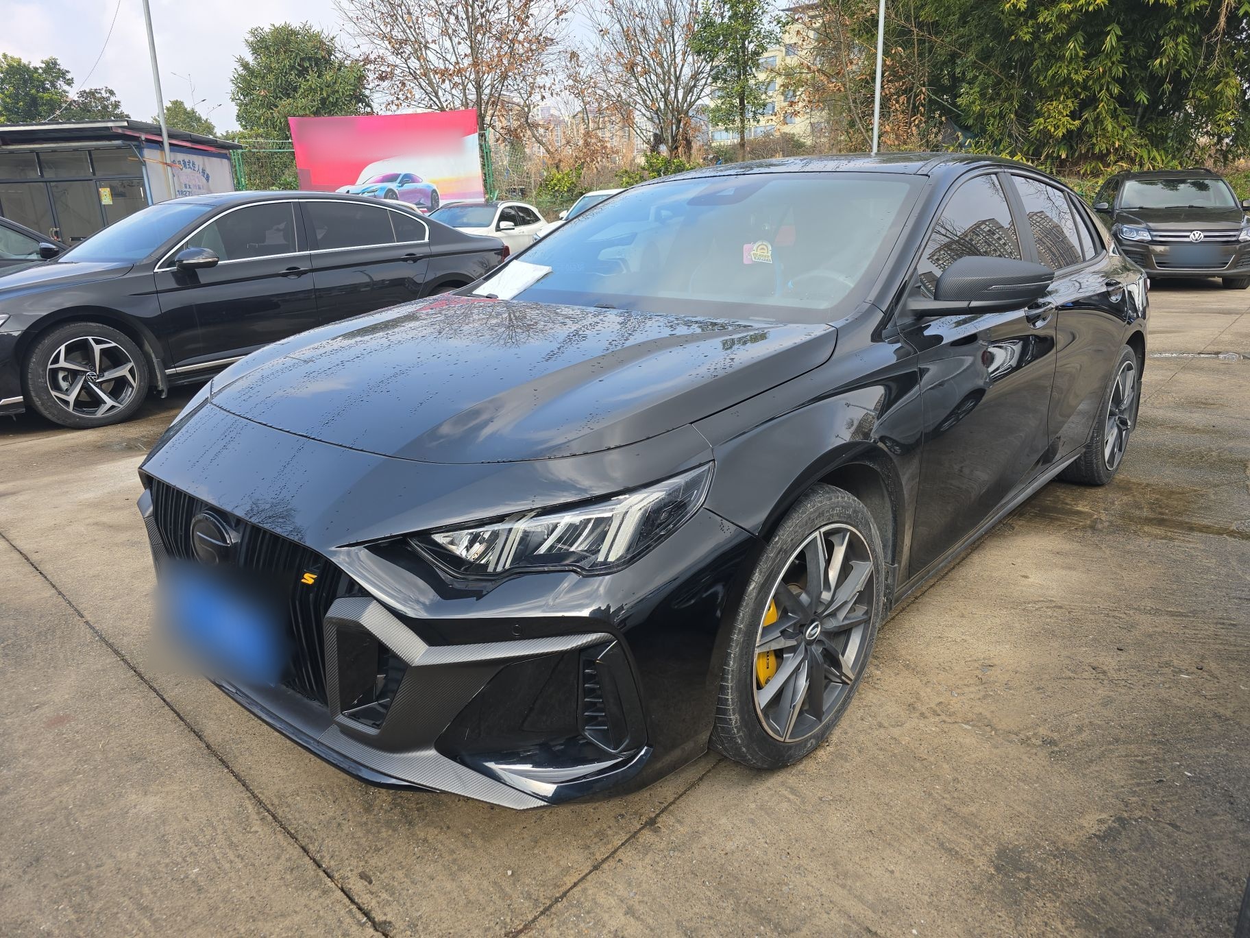 تحت مقدمة السيارة